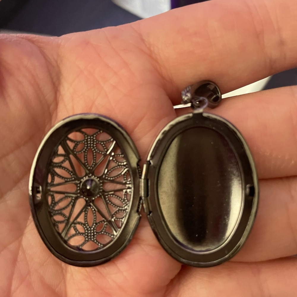 Hollow Open Locket - Picture 5 of 5